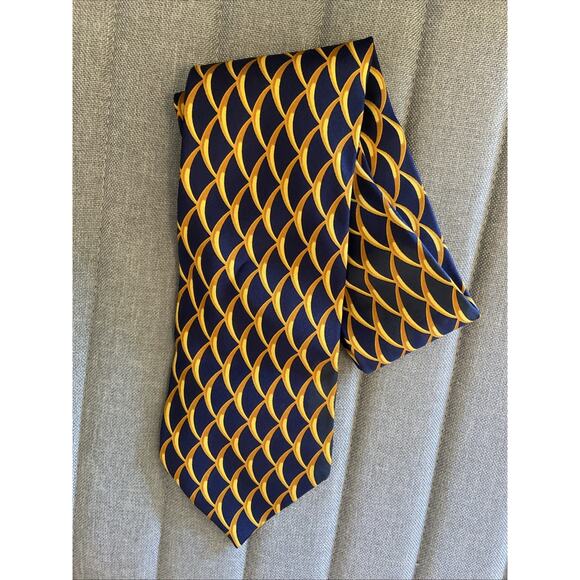 Vintage VTG Gucci 100% Silk Navy Blue Gold Geometric Fish Scale Necktie Tie - Picture 1 of 9
